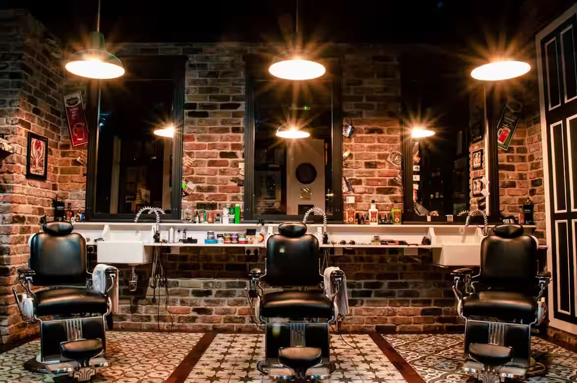 Barbería atendiendo un corte